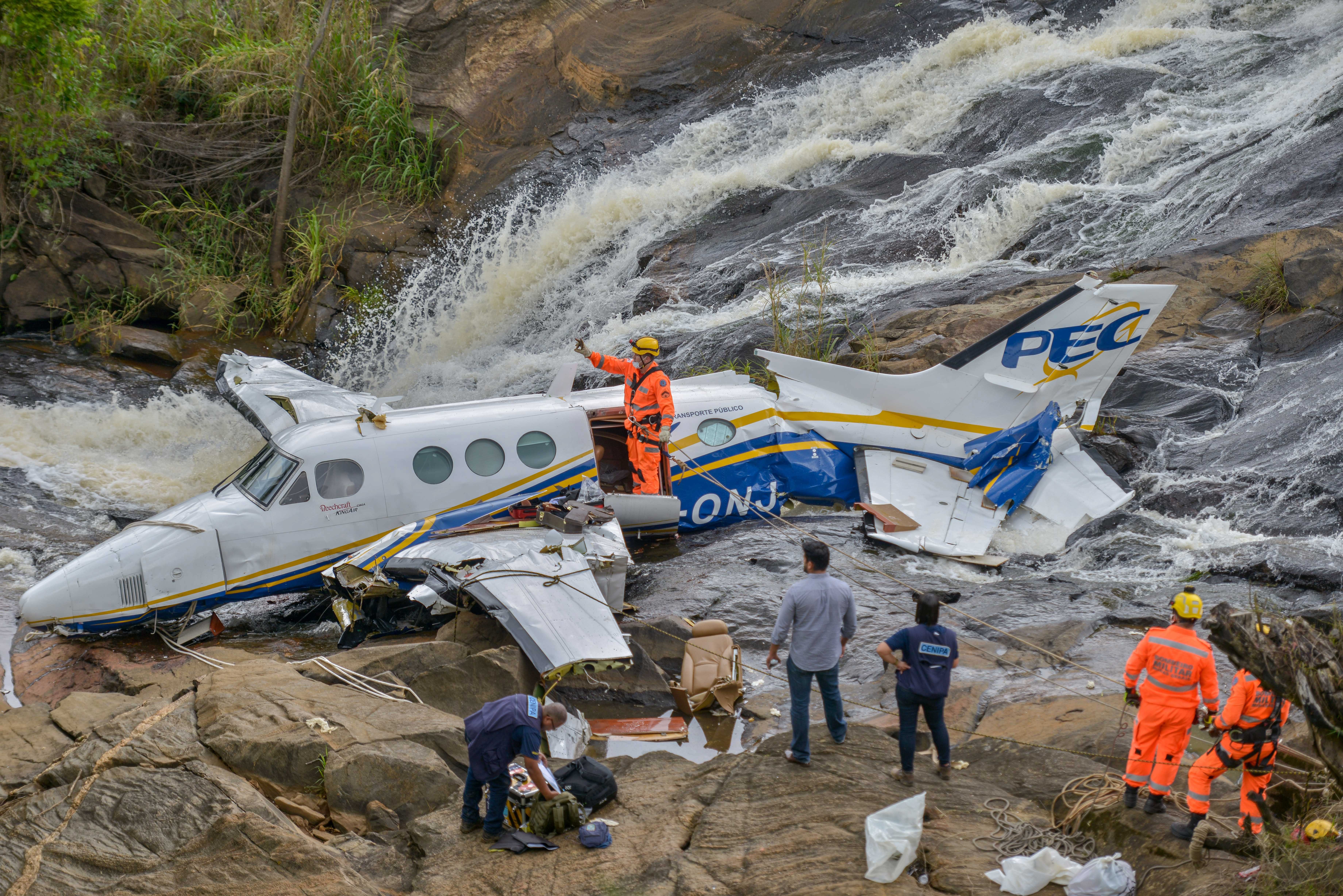 Pai de produtor que morreu em acidente de avião diz que mãe de Marília Mendonça exigiu ficar com metade do seguro