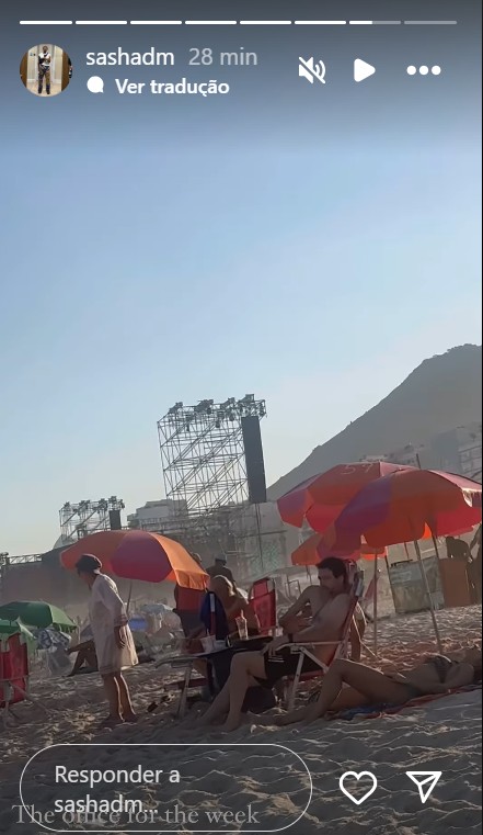 Bailarinos da Madonna aproveitam dia de sol em praias do Rio; IMAGENS