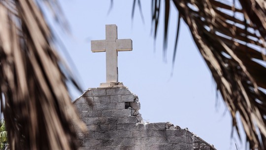 Israel admite erro após bombardeio atingir a única igreja católica de Gaza; três pessoas morreram