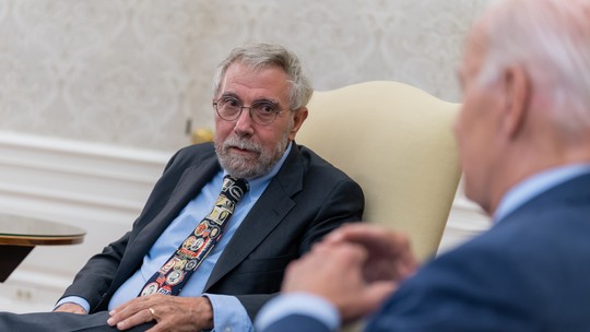 Paul Krugman faz nova crítica às tarifas de Trump contra o Brasil: 'descaradamente ilegal' e 'não tem nada a ver com economia' - Economista afirma que republicano não coloca motivos econômicos para a aplicação das tarifas contra produtos brasileiros e destaca que Trump está tentando interferir na política de outro país.