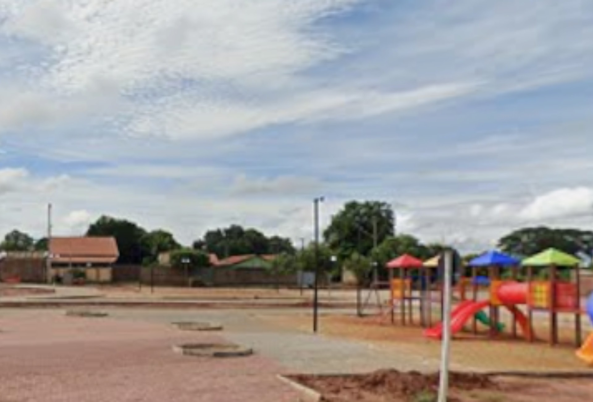 Jovem é baleada quatro vezes em praça e está em estado grave