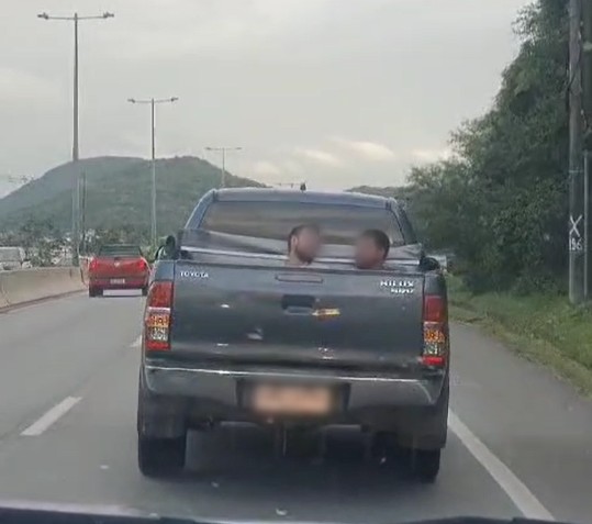 Picape com placa do Uruguai é flagrada levando turistas na caçamba em Florianópolis; VÍDEO