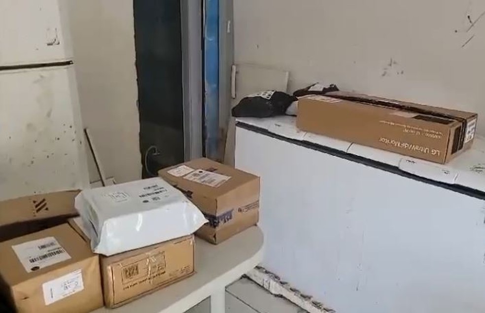 Terceirizado e comparsa usavam um galpão clandestino, no Bairro Barroso, para fazerem a triagem dos objetos mais valiosos. — Foto: Polícia Federal/ Divulgação