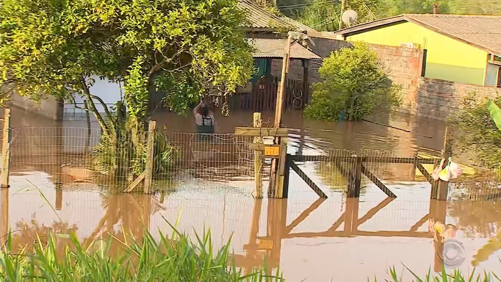 Centenas de moradores deixam casas após enchente na região das ilhas em Porto Alegre