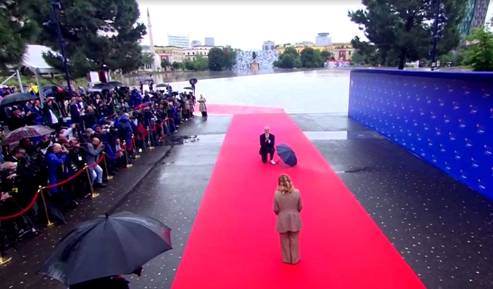 Vibe 'Casamento às Cegas': primeiro-ministro da Albânia se ajoelha para receber Giorgia Meloni; VÍDEO