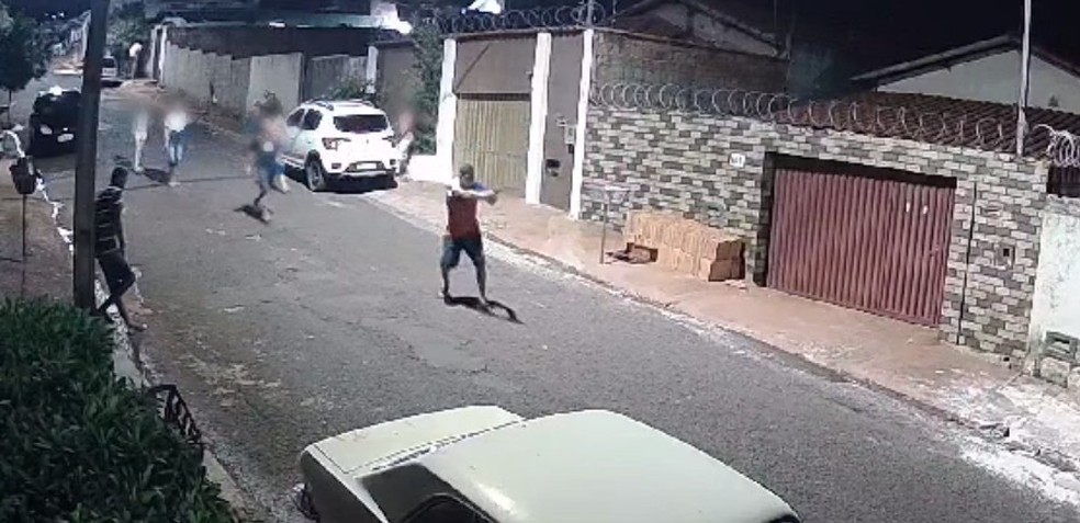 Atirador tenta matar homem no meio da rua em Sacramento — Foto: Redes sociais/Reprodução