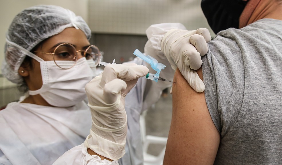 Vacinação contra Covid é recomendada para reduzir número de casos da doença e evitar quadros graves — Foto: Rodrigo Carvalho/Prefeitura de Fortaleza