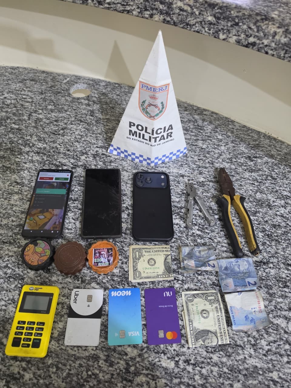 Homens suspeitos de praticarem roubo a uma loja de veículos na RJ-140 são detidos na RJ-106 em Maricá 