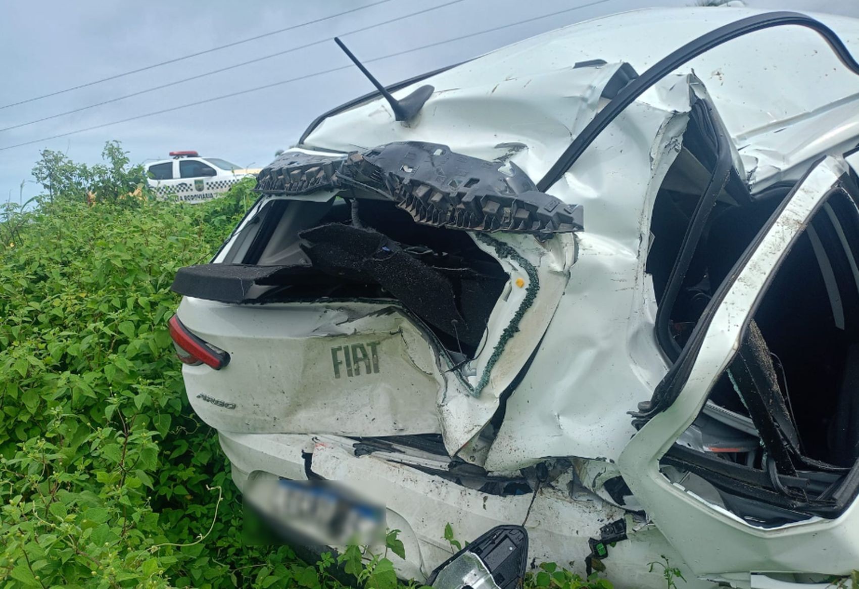 Motorista de carro fica ferido após se envolver em acidente com micro-ônibus na rodovia SE-240