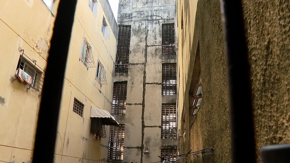 Prédio no Conjunto Beira-Mar, onde um edifício desabou no bairro do Janga, em Paulista, na Grande Recife. — Foto: Reprodução/TV Globo