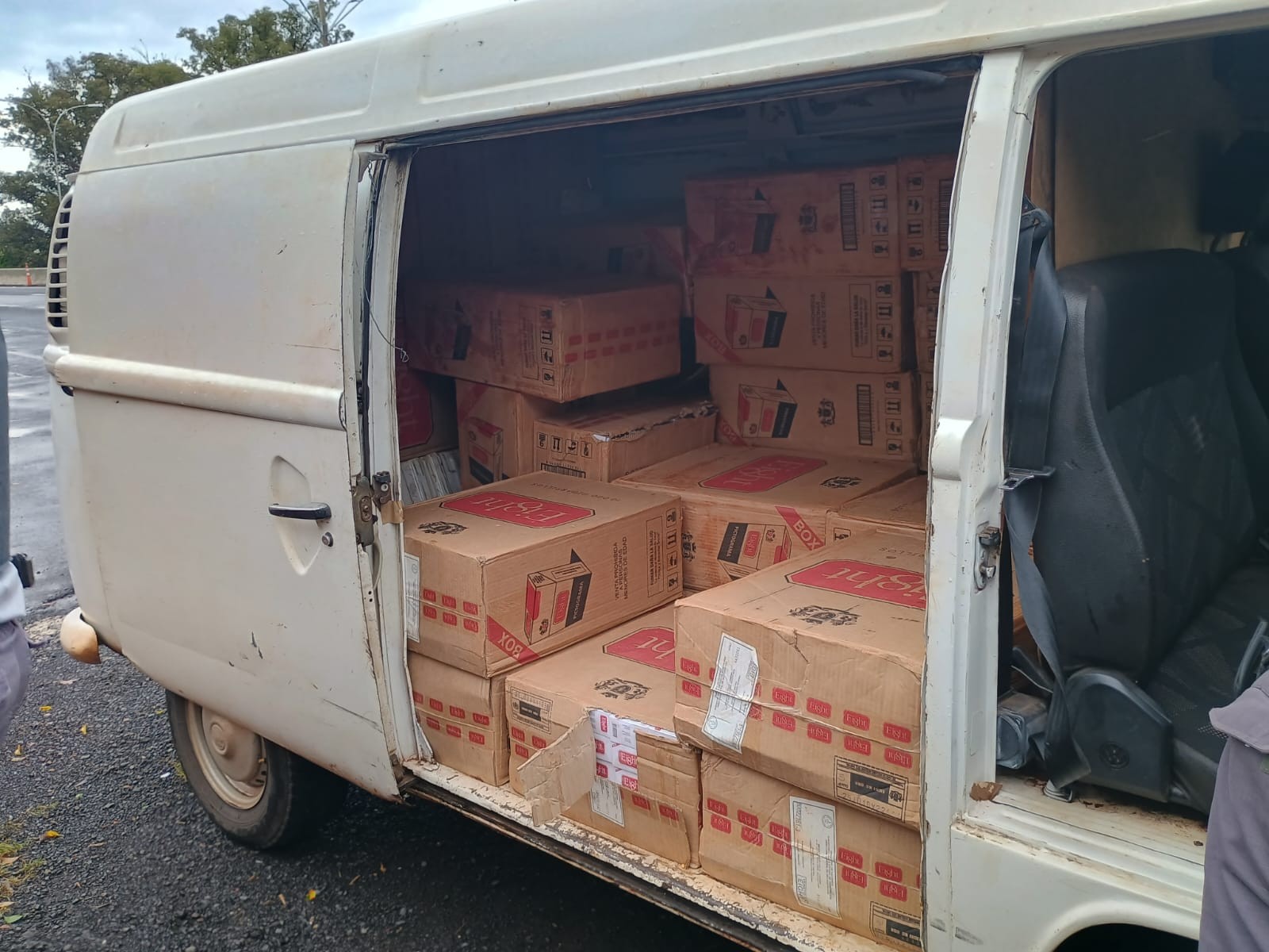 Dupla é presa com 25 mil maços de cigarros contrabandeados em Kombi no interior de SP