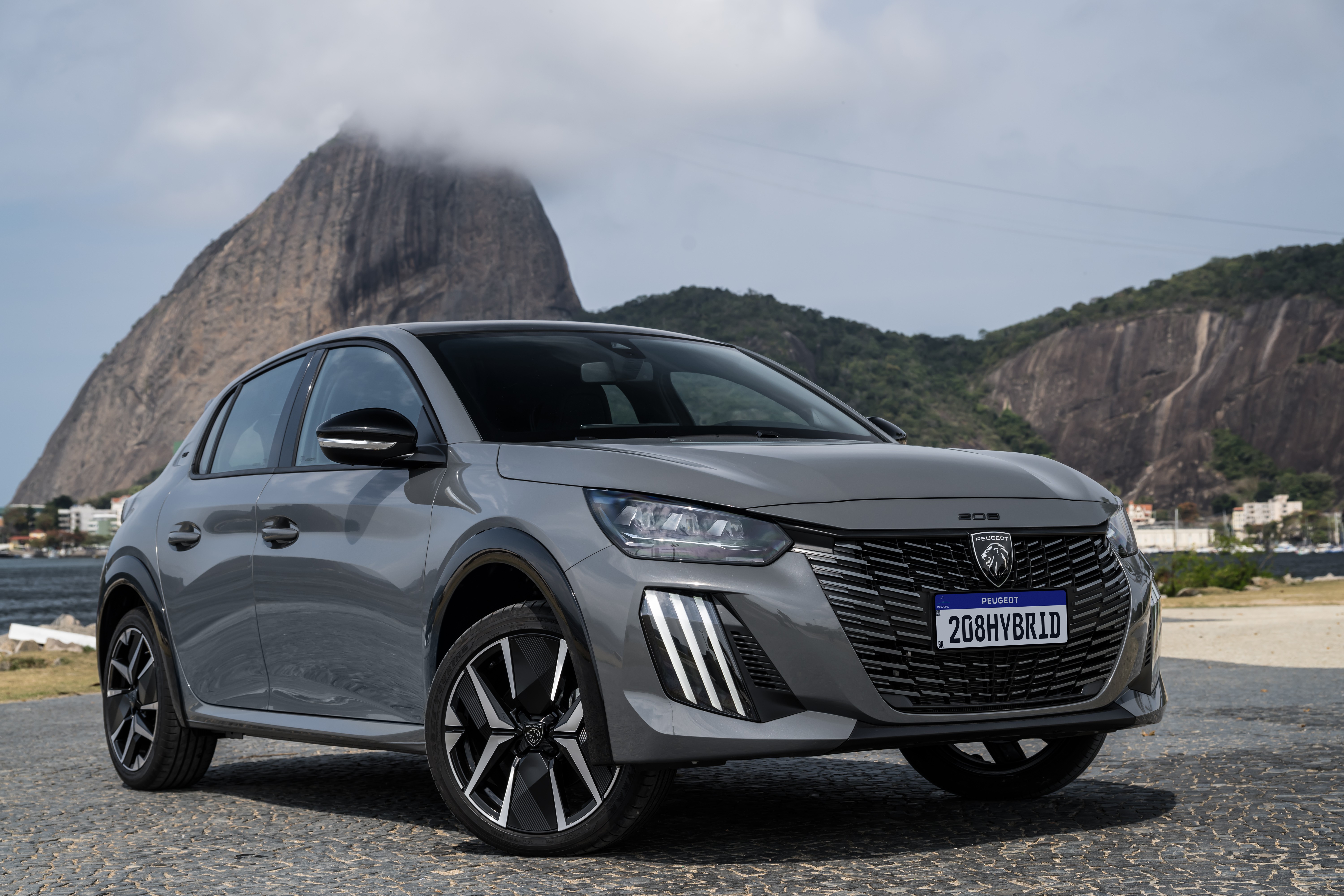 Dona da Fiat anuncia recall de 700 mil carros híbridos por risco de incêndio