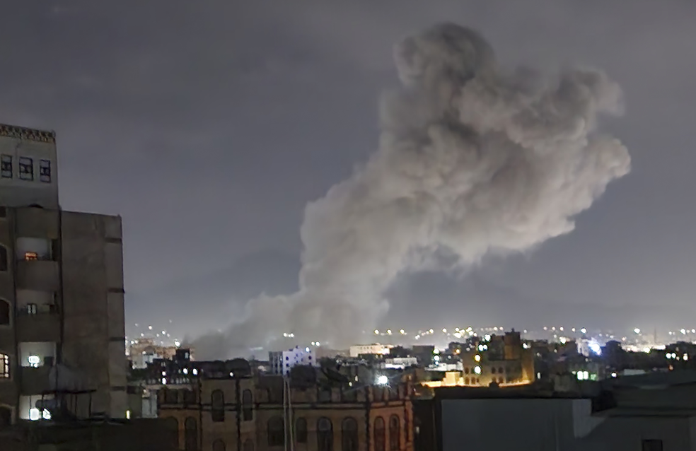 Fumaça é vista na capital do Iêmen; EUA anunciaram ataque contra rebeldes Houthis — Foto: AP