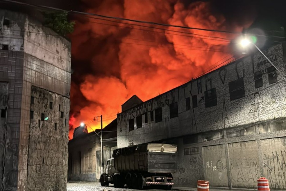 Bombeiros estão desde 1h30 tentando apagar o fogo em Santos (SP) — Foto: Matheus Croce/TV Tribuna