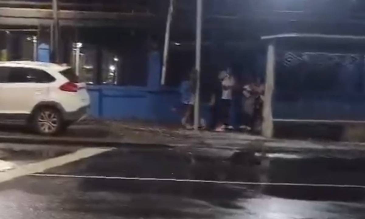 Carro invade ponto de ônibus e deixa quatro feridos em Salvador 