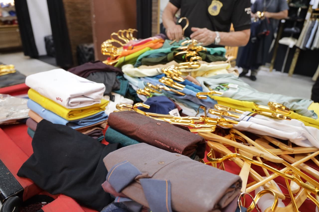 Milhares de roupas falsificadas são apreendidas em lojas de Salvador e Lauro de Freitas