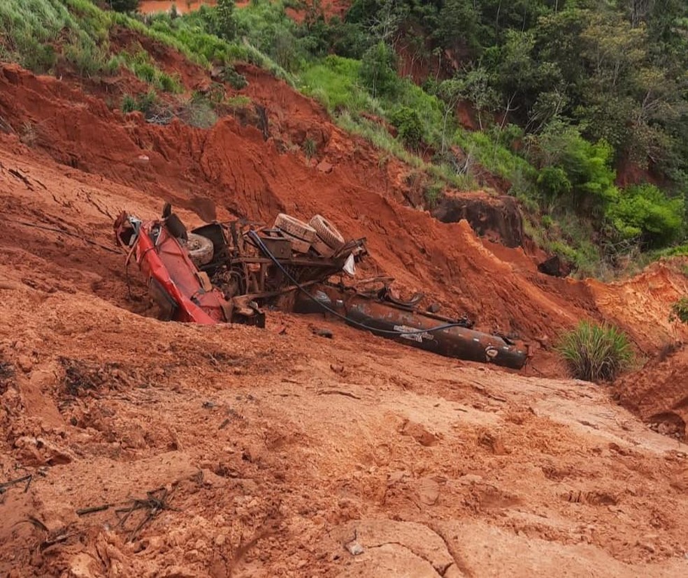 Caminhão que tombou em ribanceira ficou destruído em MT — Foto: Corpo de Bombeiros