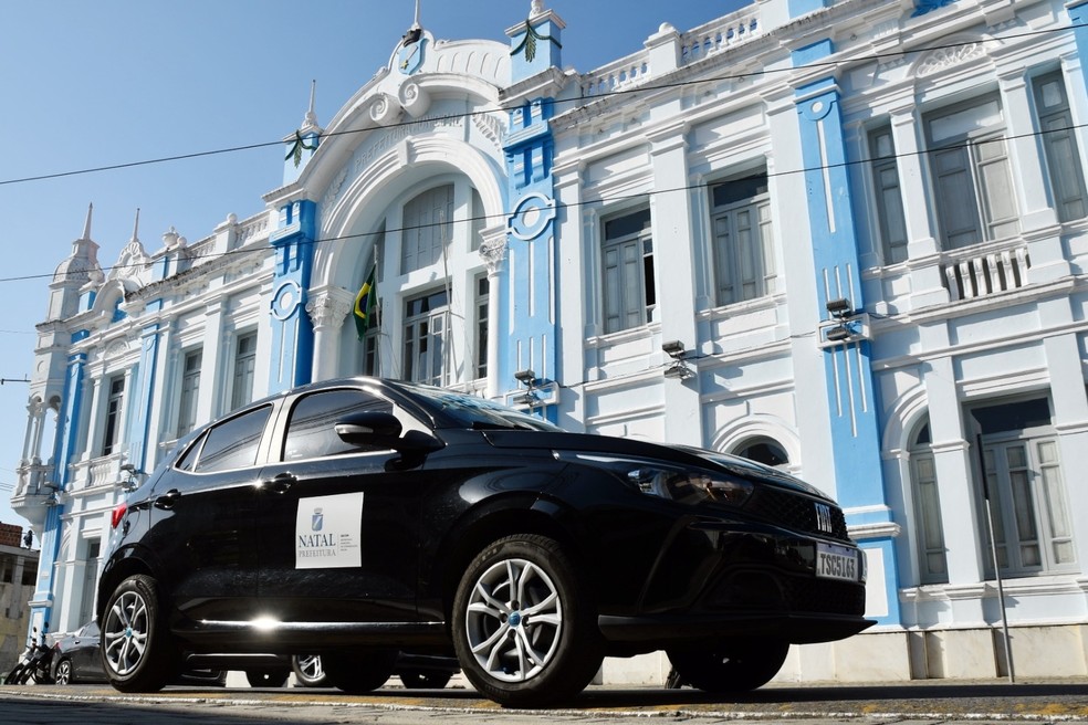Carro na frente da sede da Prefeitura de Natal — Foto: Magnus Nascimento/Prefeitura de Natal