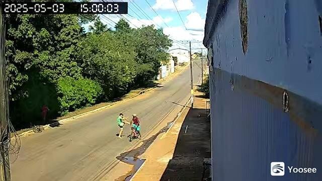 Vídeo mostra idoso sendo agredido com socos e chutes após parar em rua e observar queda de ciclistas