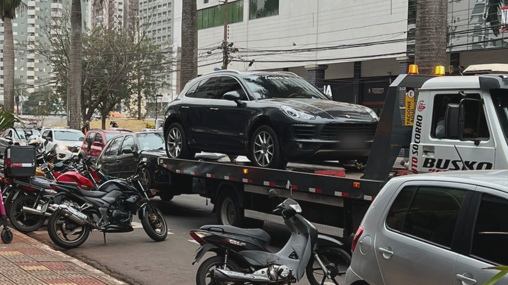 Porsche é guinchado após estacionar em vaga para pessoas com deficiência, em Maringá