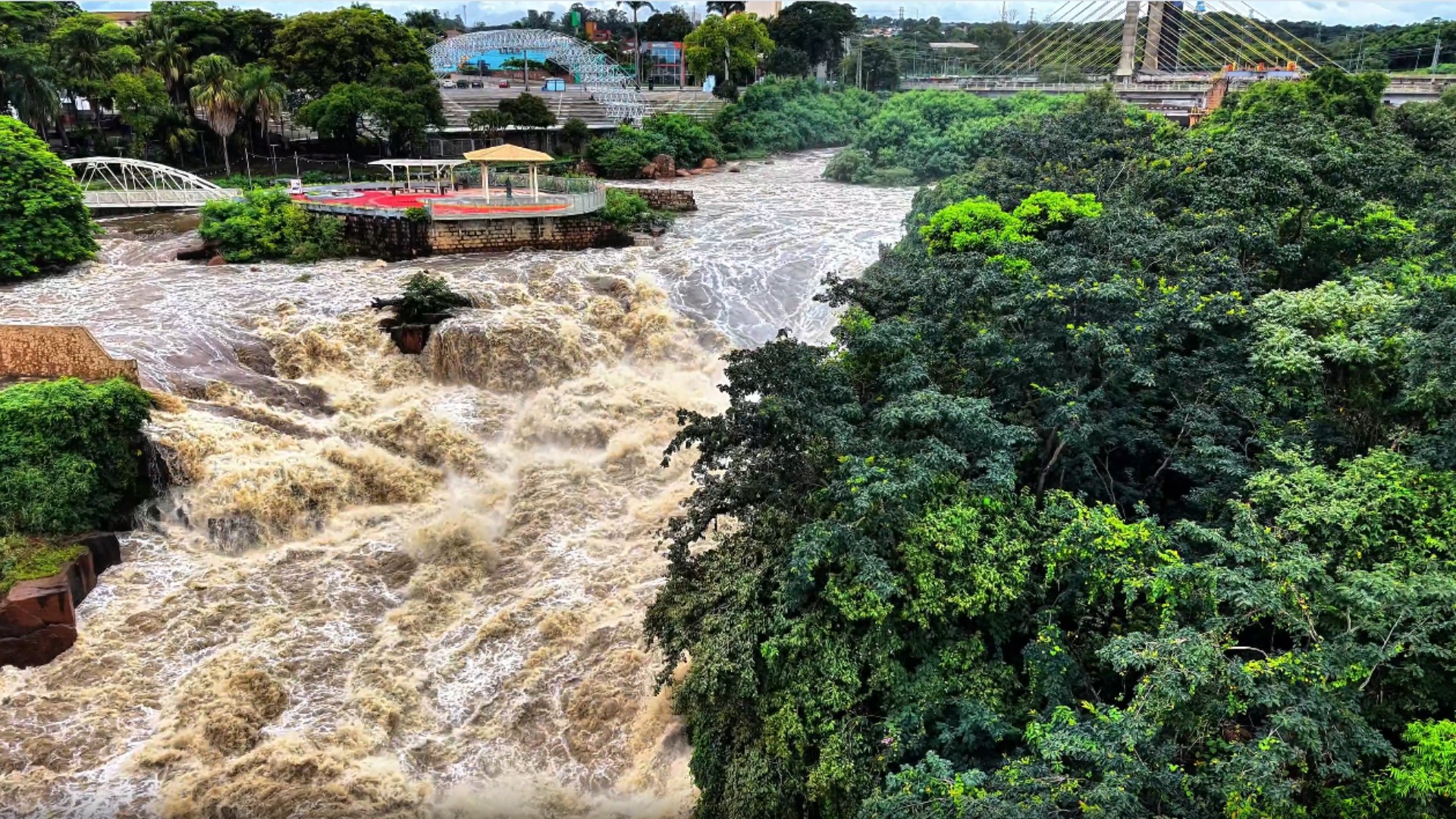 As duas faces do Tietê: veja o antes e depois do rio que foi coberto por espuma branca no interior de SP