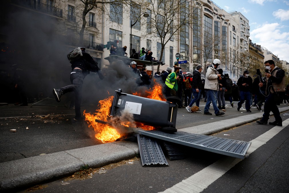 Manifestantes franceses ateiam fogo no toldo de um dos restaurantes favoritos de Macron; veja vídeo | Mundo | G1