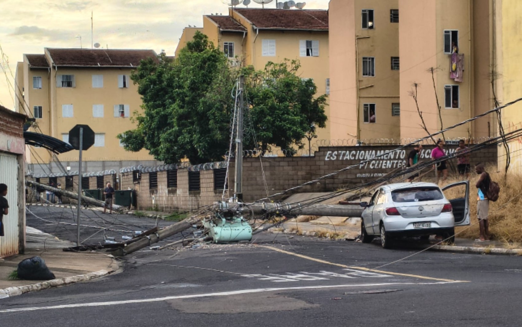 Motorista perde controle da direção e carro atinge três postes em Franca, SP