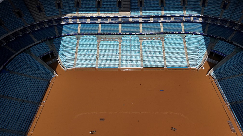 6 de maio - Gramado da Arena do Grêmio ficou inundado, assim como os arredores do estádio em Porto Alegre — Foto: Amanda Perobelli/Reuters