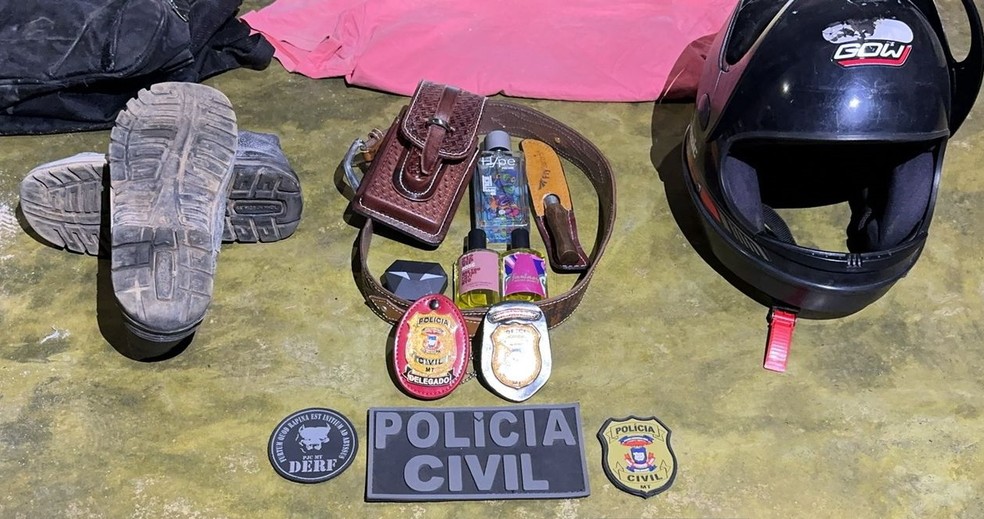 Objetos da vítima e bota usada pelo suspeito no dia do crime foram encontrados na casa de Rodrigo — Foto: Polícia Civil
