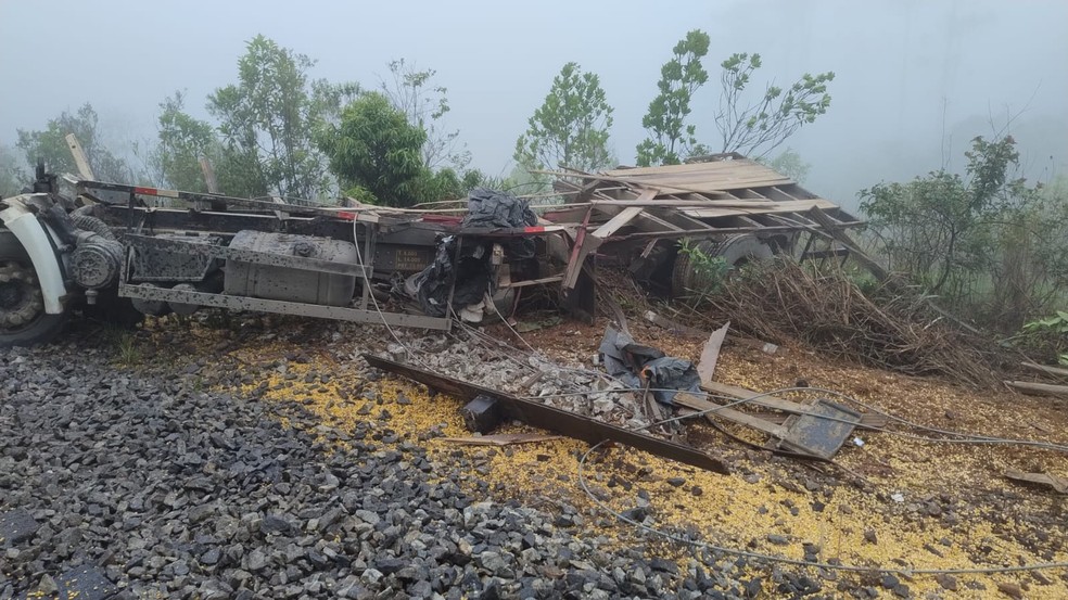 Caminhão ficou destruída após acidente com trem na AMG-0420, em Ressaquinha  — Foto: PMRv/Divulgação