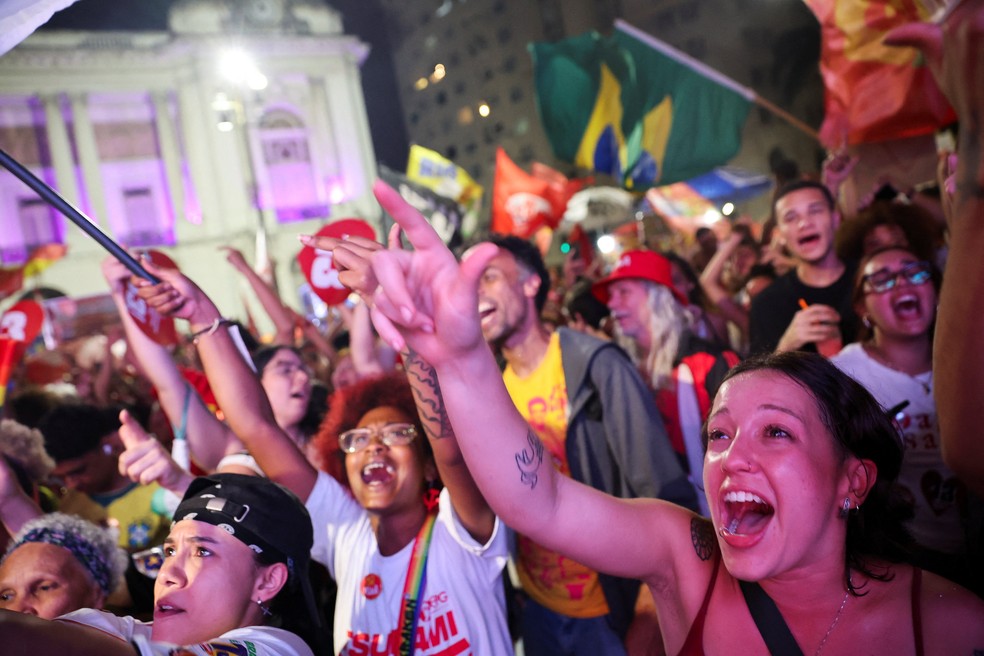 Apoiadores de Lula se reúnem na Cinelândia — Foto: REUTERS/Raquel Cunha