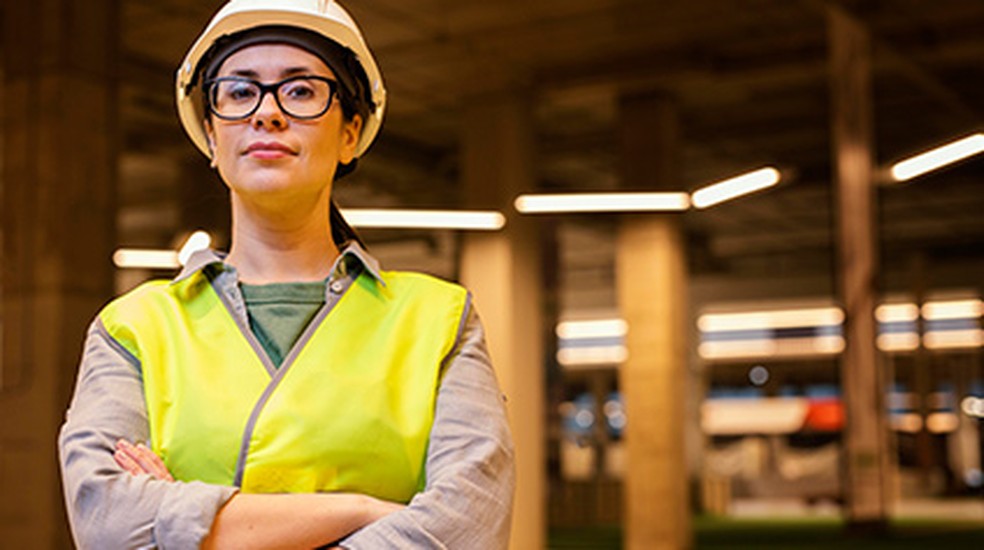Profissionais em ambiente de trabalho seguro