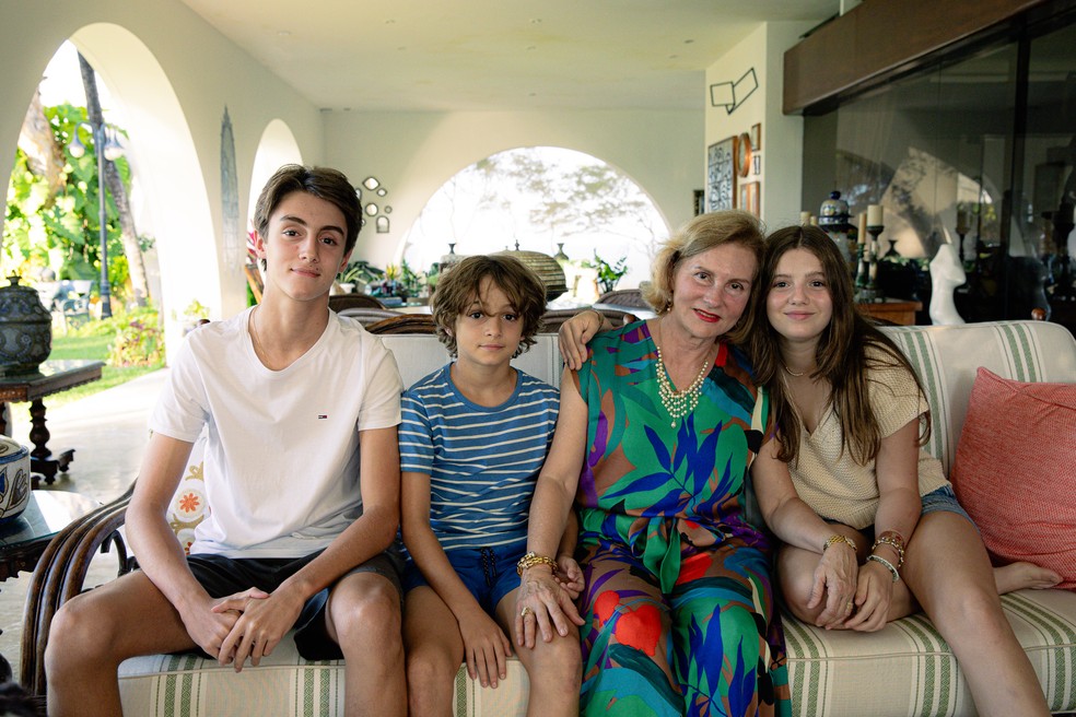 Renata Queiroz Jereissati, esposa de Tasso, e netos do casal. — Foto: Thiago Gadelha/SVM