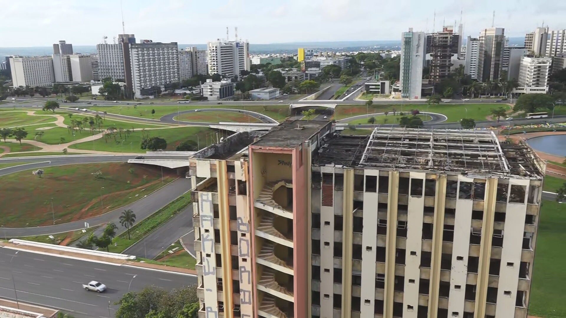 Fiscalização pede demolição do Hotel Torre Palace; prédio está abandonado há mais de 20 anos em Brasília