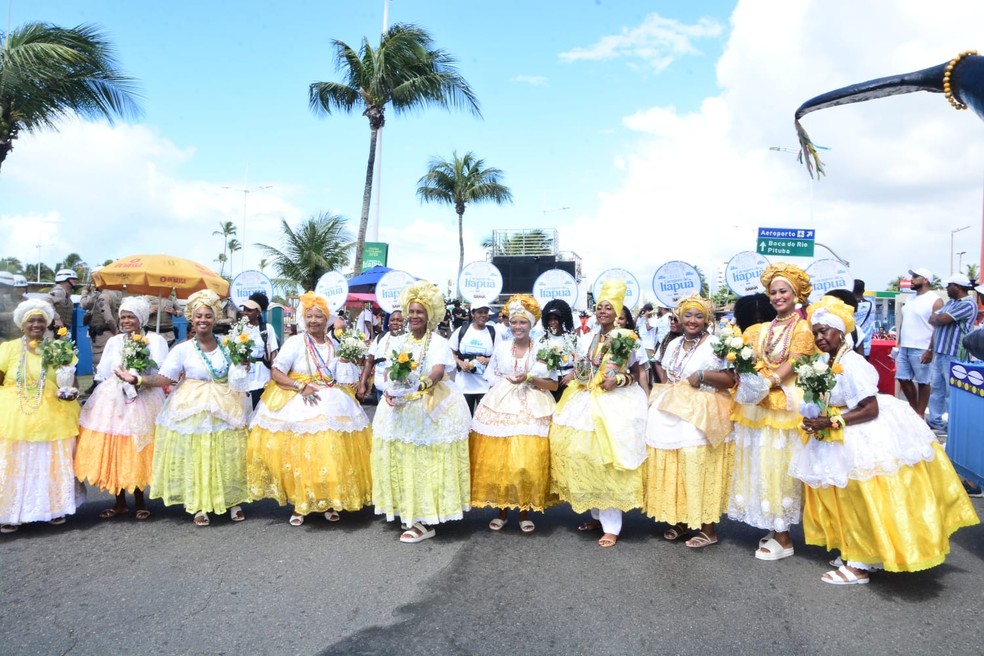 Concentração de baianas em cortejo da Lavagem de Itapuã — Foto: Joilson Cesar/Ag. Picnews