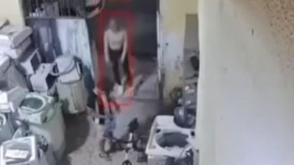 Família denuncia que grupo tentou levar à força menino de 4 anos e a irmã de 3 anos, que brincavam na garagem de casa no Bairro Alto da Mangueira, em Maracanaú. — Foto: Reprodução