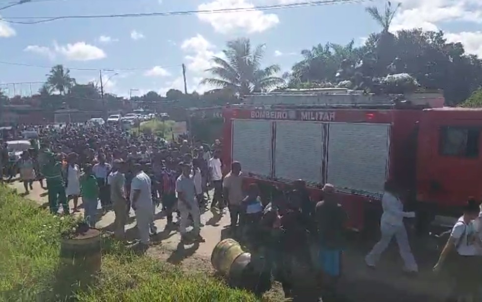 Carro do Corpo de Bombeiros levou corpo de Mãe Bernadete durante caminhada em Simões Filho — Foto: Corpo de Bombeiros