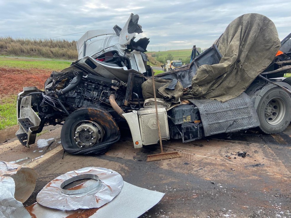 Acidente com duas carretas na Rodovia Luiz de Queiroz deixa dois feridos e gera congestionamento na pista nesta segunda-feira. — Foto: Edijan Del Santo/EPTV