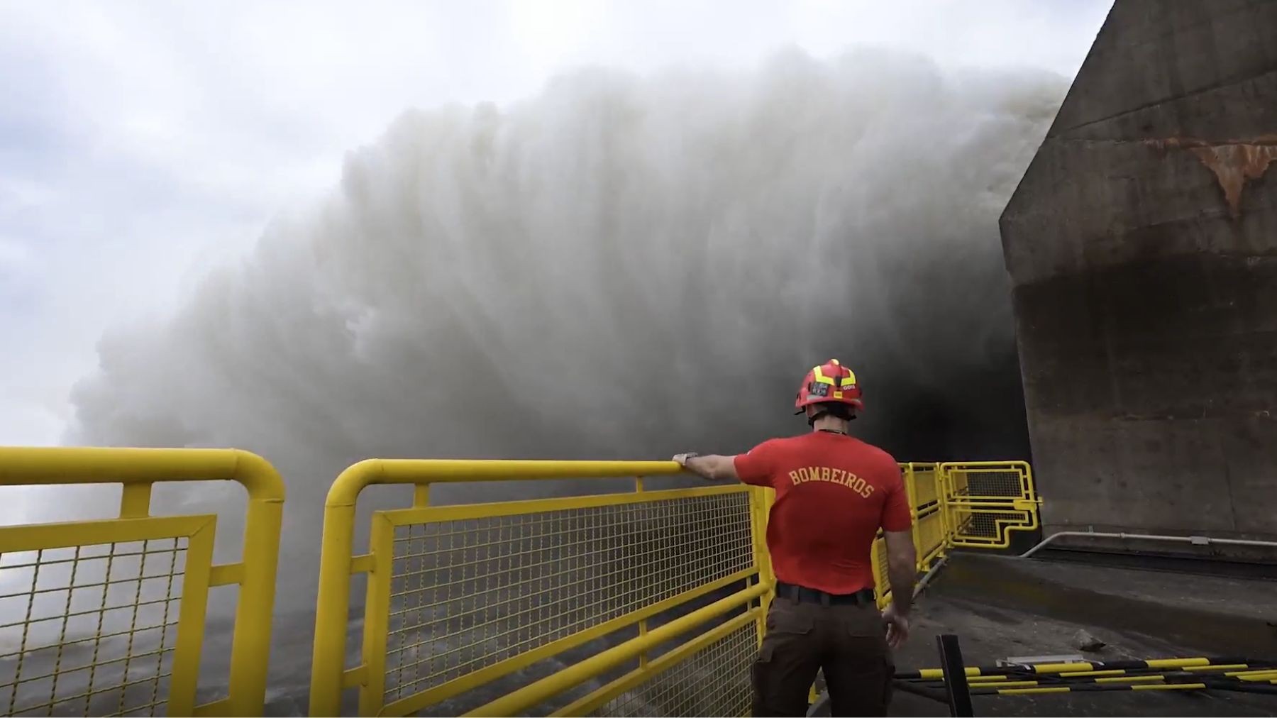 VÍDEO: Itaipu abre duas calhas do vertedouro e libera volume de água quase nove vezes maior que a média das Cataratas do Iguaçu