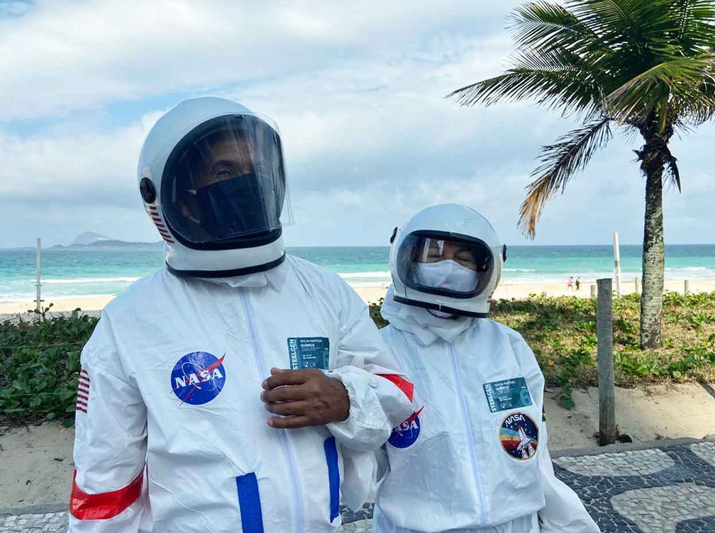Casal de idosos vira astronauta para andar no cal ad o do Rio e