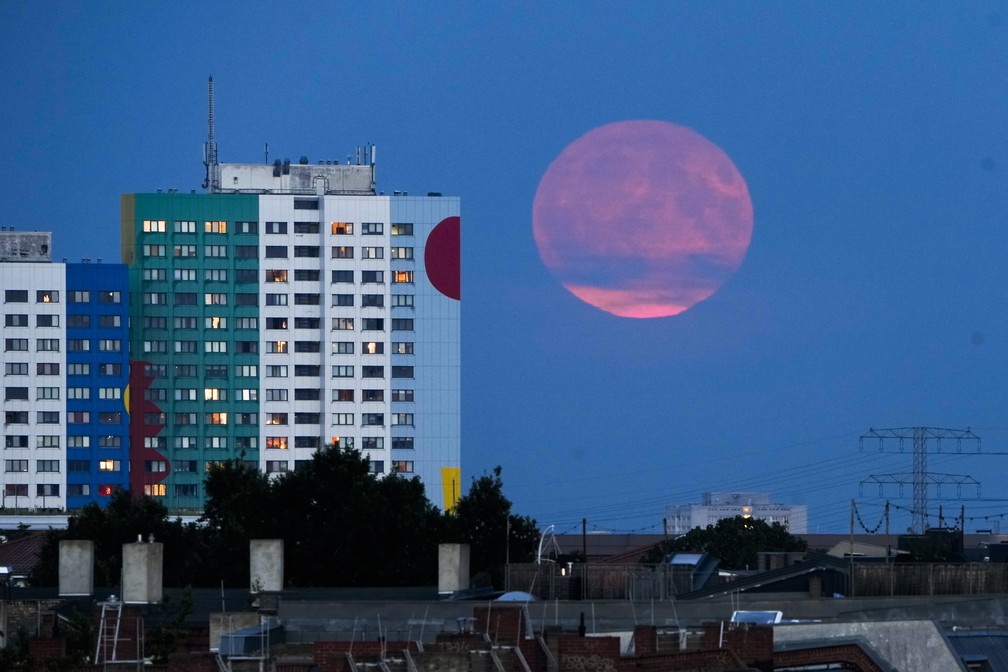 A superlua atrás de um prédio residencial em Berlim, na Alemanha. — Foto: AP