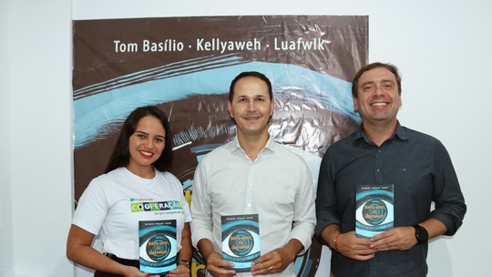 Sicoob Amazônia apoia lançamento de livro feito por estudantes de Buritis (RO)