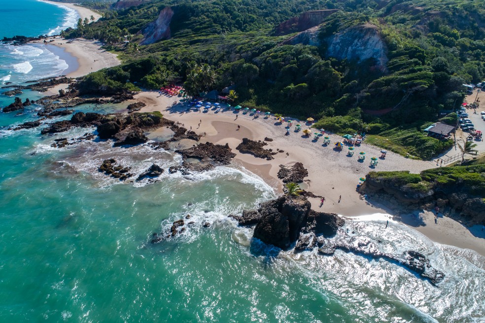 Praia de Tambaba, na Paraíba, tem duas áreas divididas por uma formação rochosa com vegetação: uma destinada ao naturismo e outra onde usar roupa ou não é opcional — Foto: Marco Pimentel/PBTur