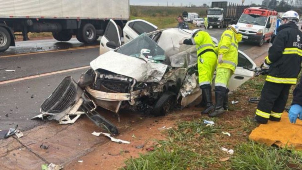 1 de 3
Colis&atilde;o frontal entre carro e caminh&atilde;o deixa tr&ecirc;s feridos em Itapu&iacute; &mdash; Foto: Redes Sociais