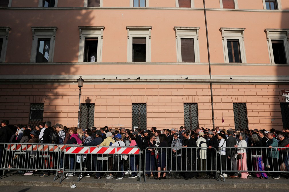 Fiéis formam fila para velório de papa Francisco — Foto: Reuters