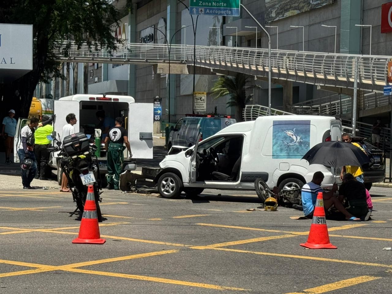 Ambulância com paciente se envolve em acidente com carro e moto em cruzamento de avenidas em Natal