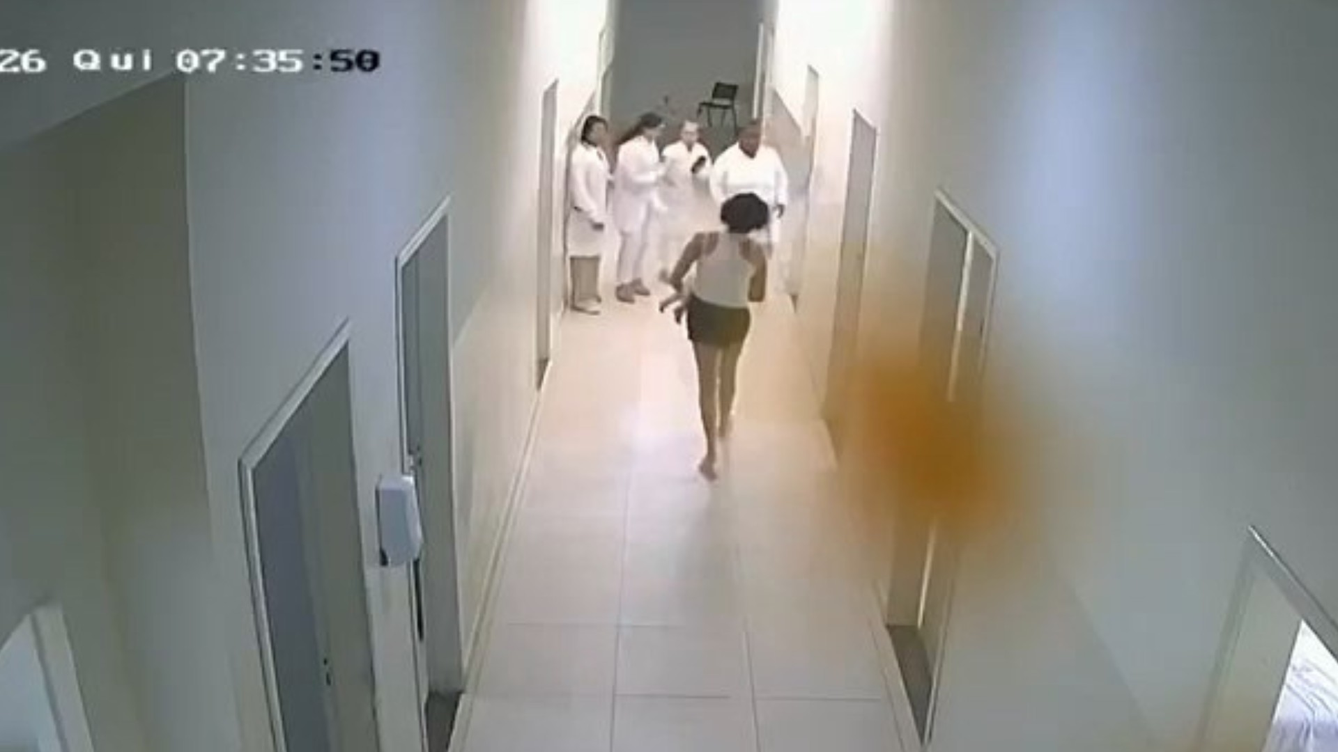 VÍDEO: Bebê de 8 meses engasgada com tampa de pomada é salva por profissionais de UBS em MG