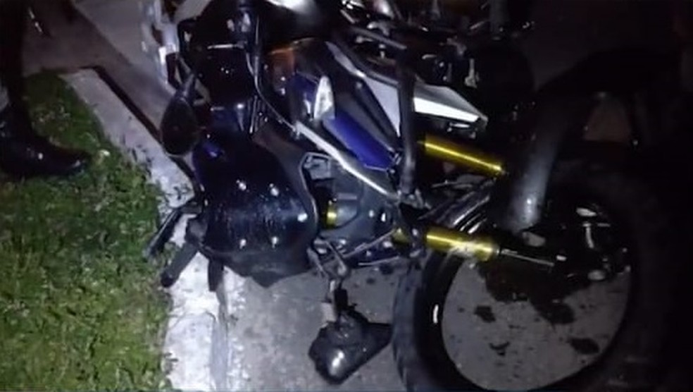 Motociclista e passageiro ficaram feridos em colisão com carro de motorista embriagado, em João Pessoa — Foto: Reprodução/TV Cabo Branco