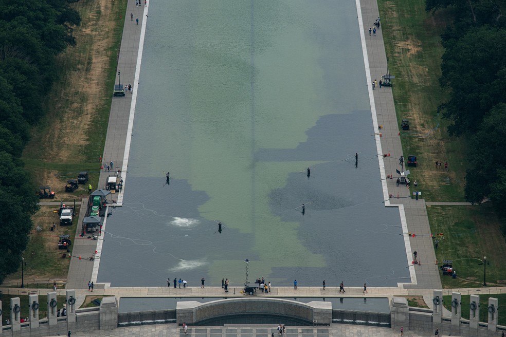Tinta se desprende do fundo de espelho d'água do Lincoln Memorial, em Washington D.C., nos Estados Unidos, dias após após reforma ordenada pelo presidente Donald Trump. Foto de 18 de junho de 2026. — Foto: REUTERS/Annabelle Gordon