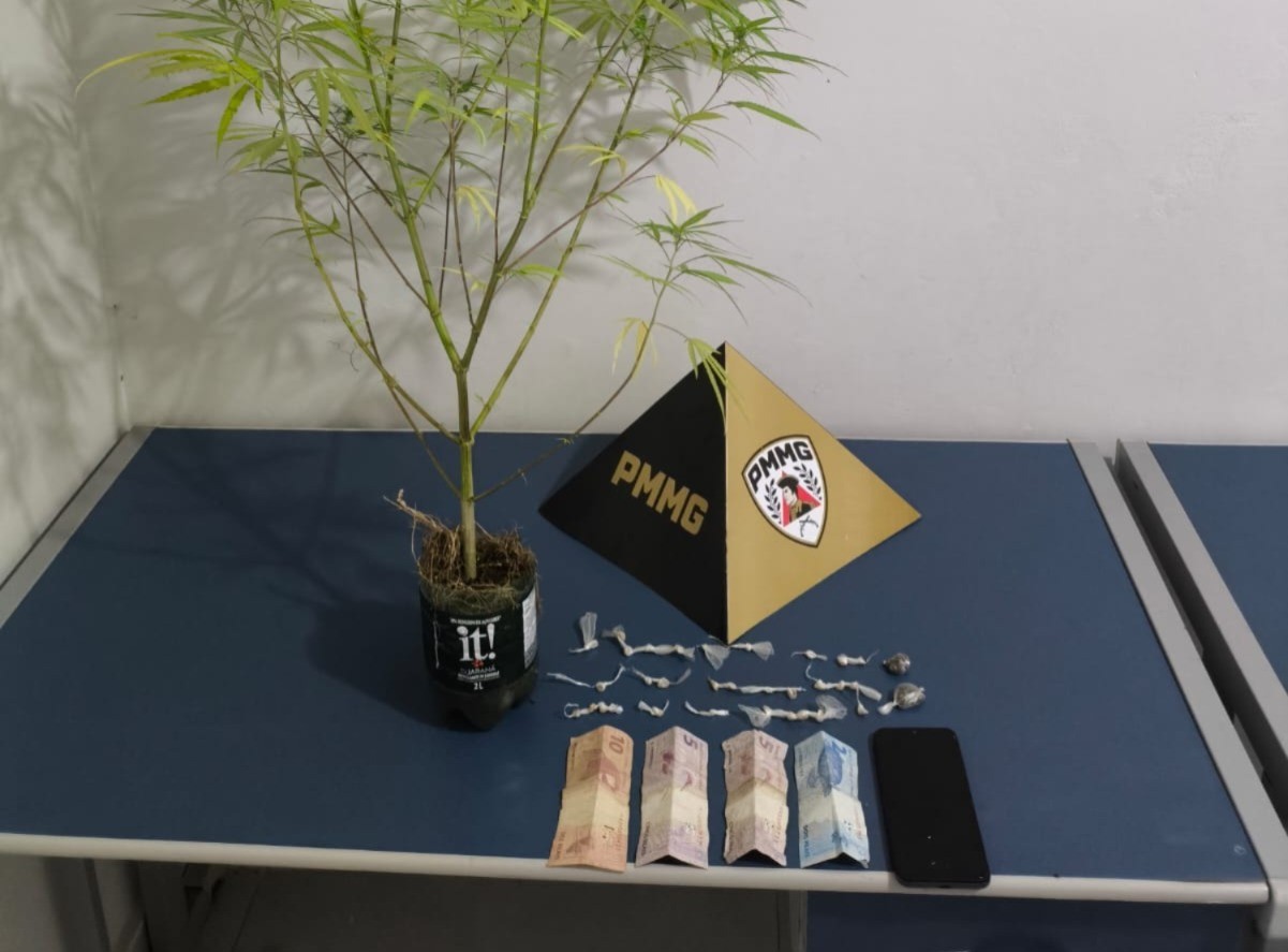 Homem é preso com drogas escondidas na casa onde morava com a mãe, em Jequitaí